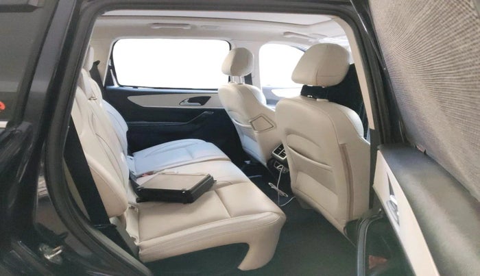 2022 Mahindra XUV700 AX 7 LUXURY D AT 7 STR, Diesel, Automatic, 91,252 km, interior