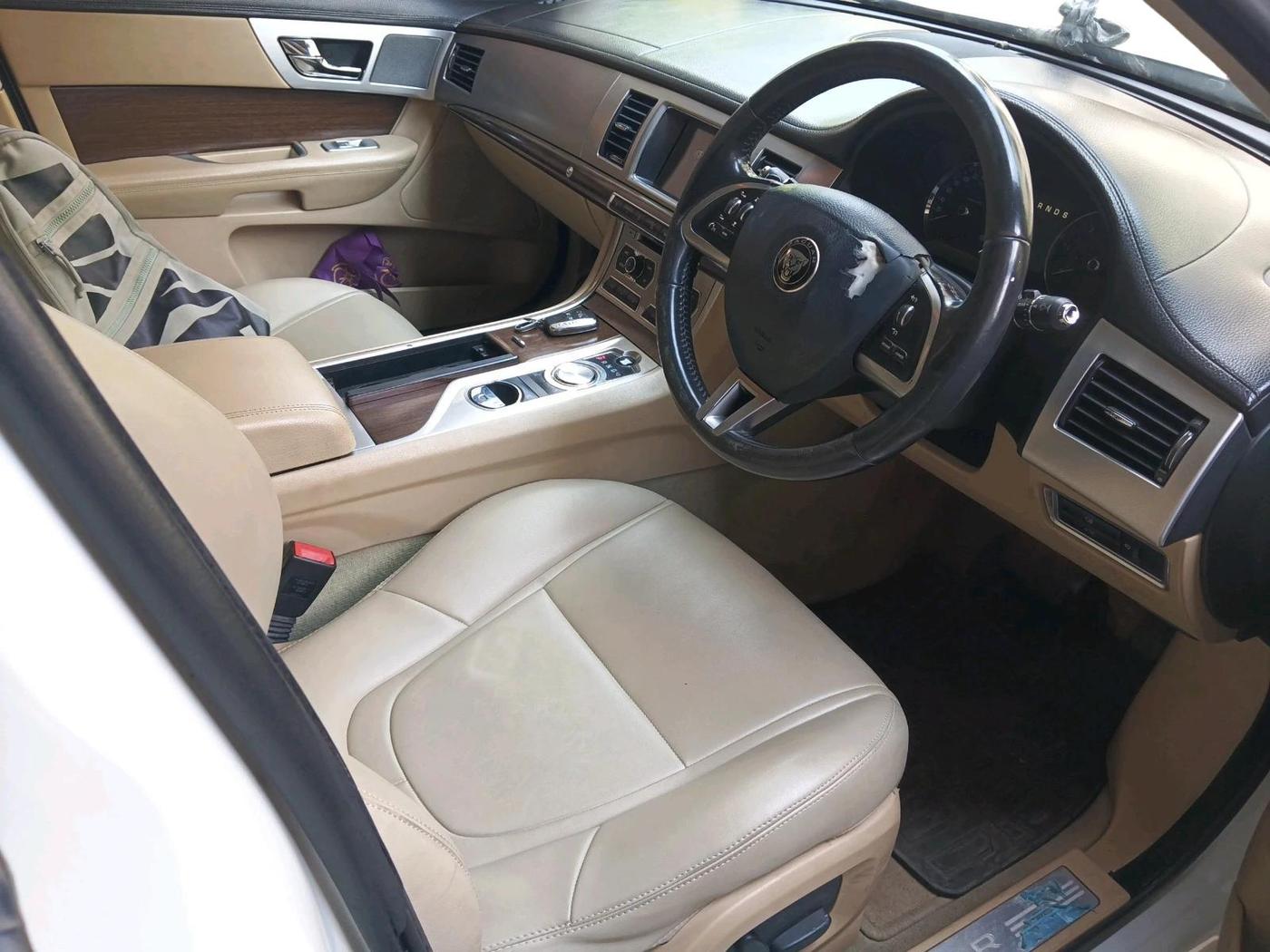 2014 Jaguar XF 2.2 DIESEL LUXURY, Diesel, Automatic, 1,33,783 km, interior