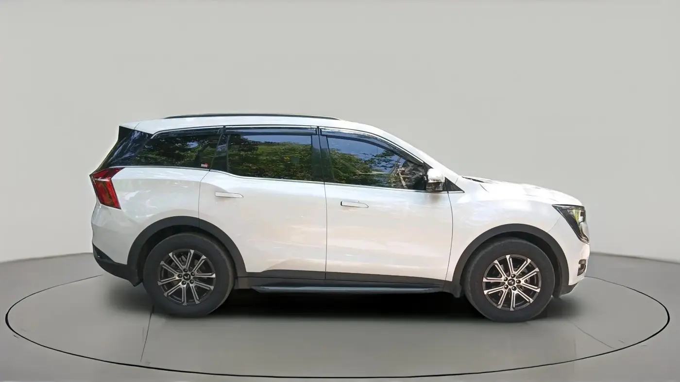 2025 Mahindra XUV700 AX 7 LUXURY D AT 7 STR, Diesel, Automatic, 8,298 km, exterior