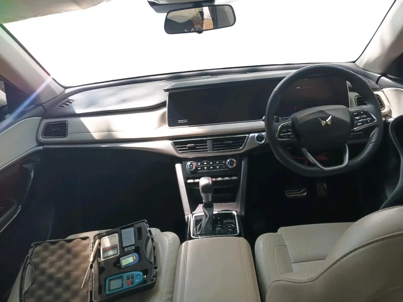 2025 Mahindra XUV700 AX 7 LUXURY D AT 7 STR, Diesel, Automatic, 8,298 km, interior