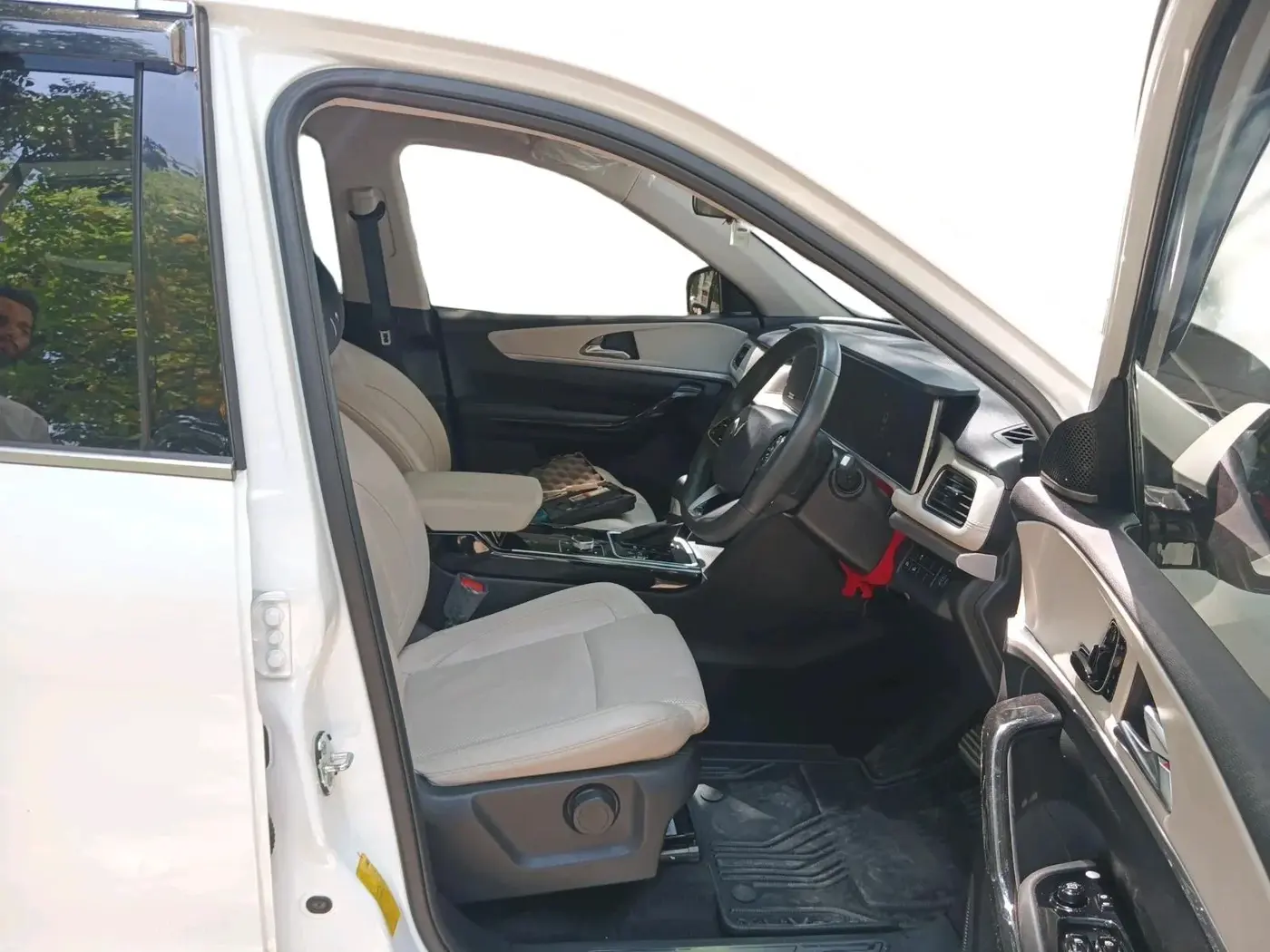 2025 Mahindra XUV700 AX 7 LUXURY D AT 7 STR, Diesel, Automatic, 8,298 km, interior