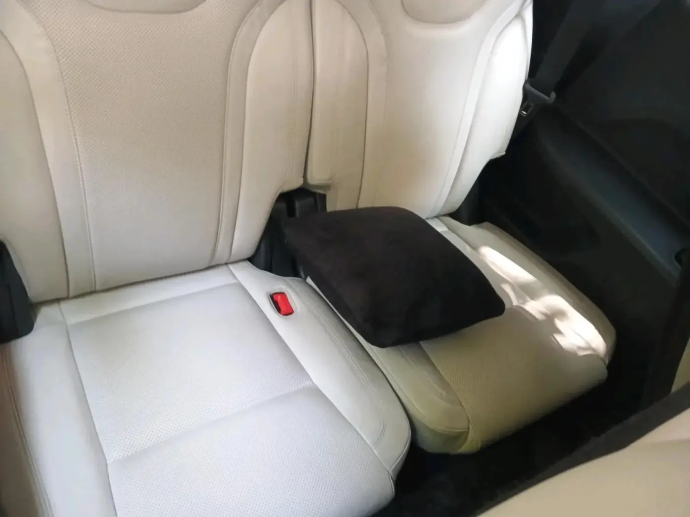 2025 Mahindra XUV700 AX 7 LUXURY D AT 7 STR, Diesel, Automatic, 8,298 km, interior