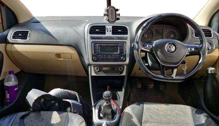 2015 Volkswagen Polo HIGHLINE1.5L, Diesel, Manual, 1,07,598 km, interior