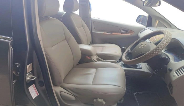 2011 Toyota Innova V 2.5 8 STR, Diesel, Manual, 1,72,180 km, interior
