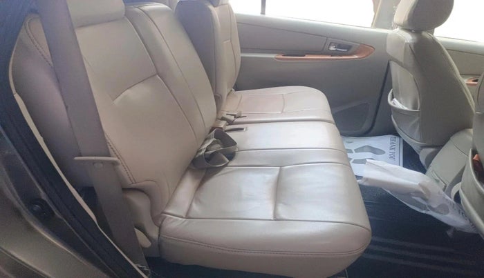 2011 Toyota Innova V 2.5 8 STR, Diesel, Manual, 1,72,180 km, interior