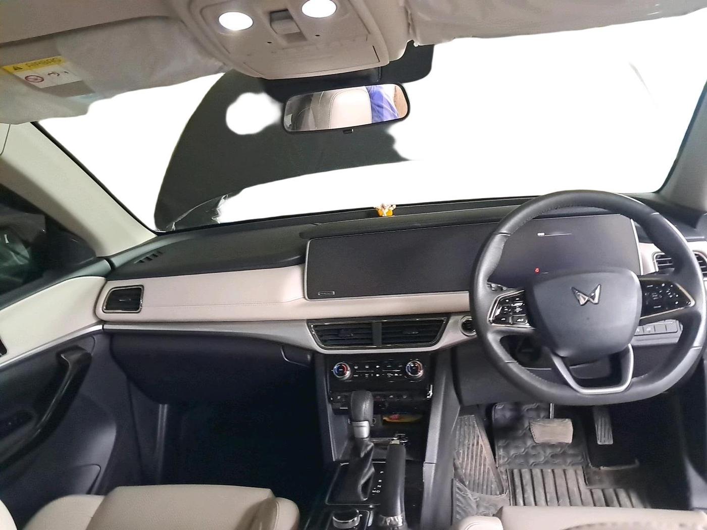 2025 Mahindra XUV700 AX 7 P AT 7 STR, Petrol, Automatic, 6,167 km, interior