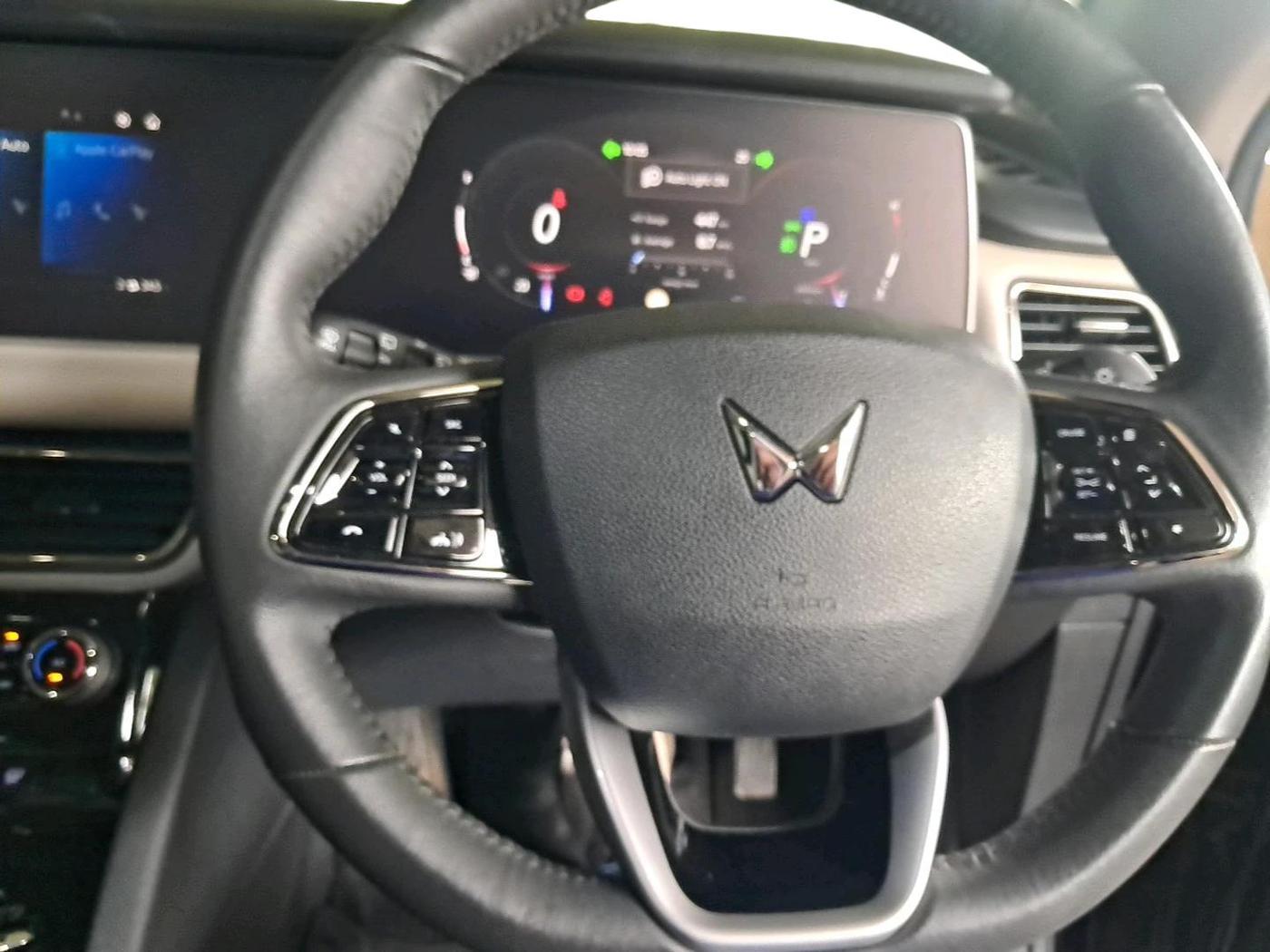 2025 Mahindra XUV700 AX 7 P AT 7 STR, Petrol, Automatic, 6,167 km, interior