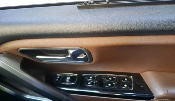 2023 Mahindra SCORPIO-N Z8 L DIESEL MT 2WD 7 STR, Diesel, Manual, 50,067 km, interior