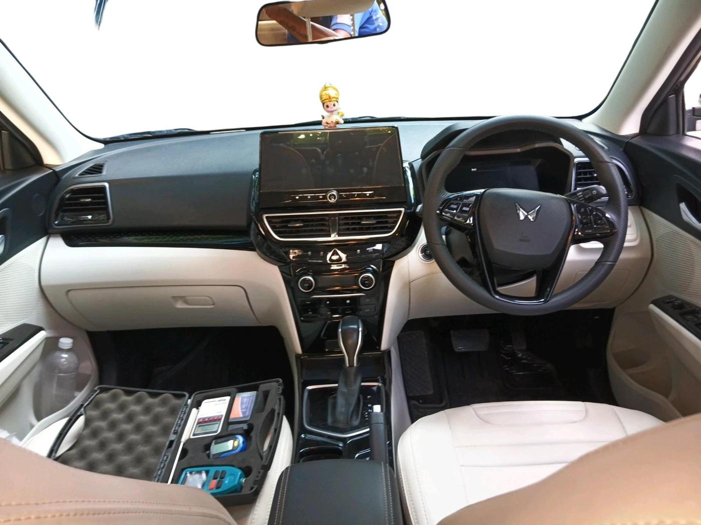 2025 Mahindra XUV 3XO AX5 1.2 L TCMPFI AT, Petrol, Automatic, 16,258 km, interior