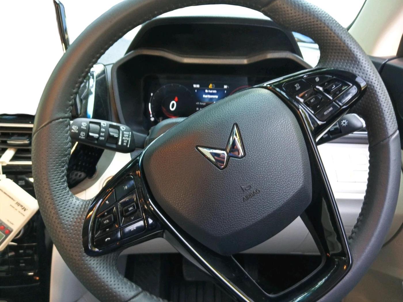 2025 Mahindra XUV 3XO AX5 1.2 L TCMPFI AT, Petrol, Automatic, 16,258 km, interior