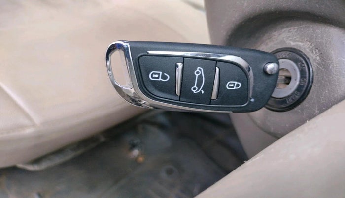 2014 Toyota Innova 2.5 GX 7 STR, Diesel, Manual, 2,29,872 km, interior