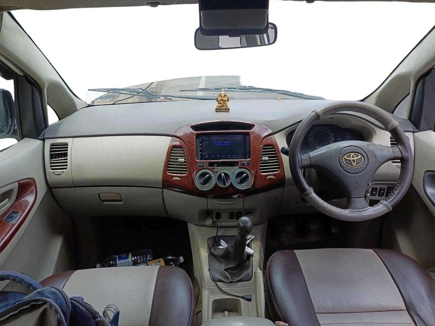 2011 Toyota Innova 2.5 G4 8 STR, Diesel, Manual, 4,81,651 km, interior