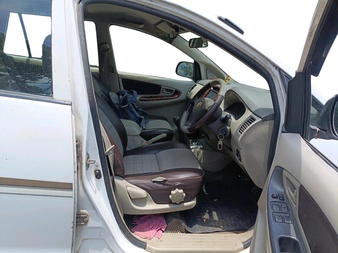 2011 Toyota Innova 2.5 G4 8 STR, Diesel, Manual, 4,81,651 km, interior