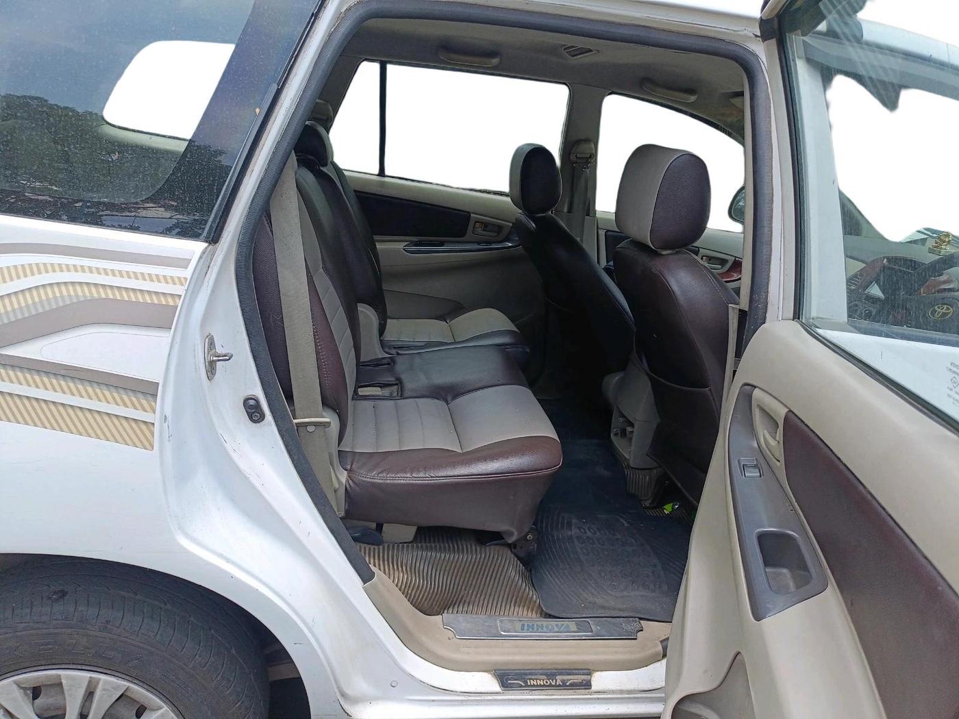 2011 Toyota Innova 2.5 G4 8 STR, Diesel, Manual, 4,81,651 km, interior