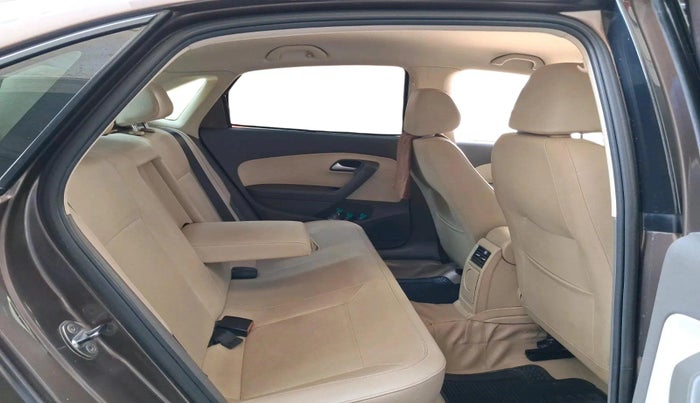 2015 Volkswagen Vento HIGHLINE 1.6 MPI, Petrol, Manual, 1,19,954 km, interior