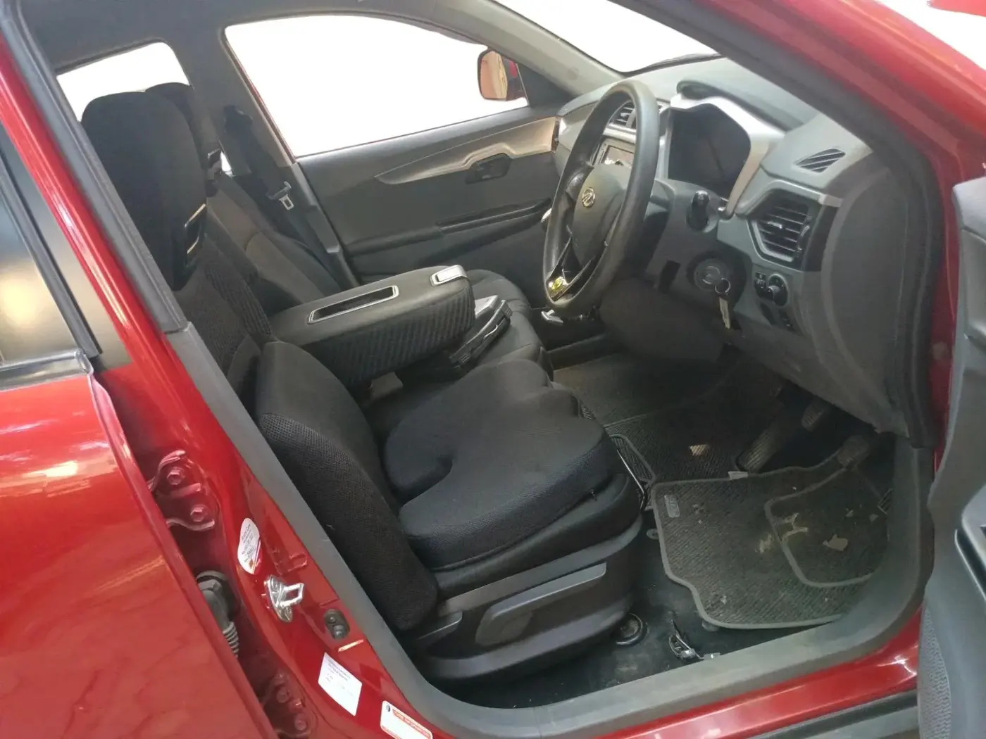 2017 Mahindra KUV 100 NXT K6+ P 6 STR, Petrol, Manual, 32,690 km, interior