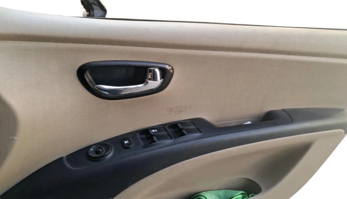 2013 Hyundai i10 ASTA 1.2, CNG, Manual, 1,00,123 km, interior