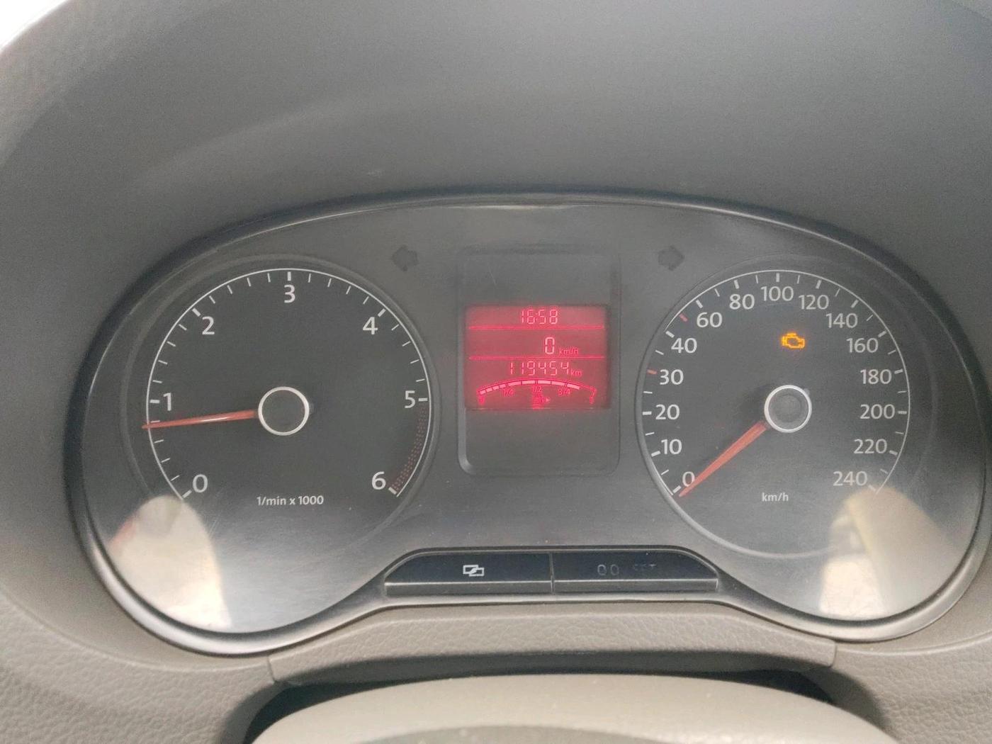 2011 Volkswagen Vento HIGHLINE DIESEL 1.6, Diesel, Manual, 1,19,454 km, interior