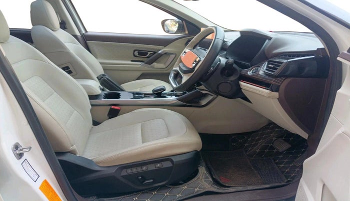 2025 Tata Safari ACCOMPLISHED PLUS DUAL TONE AT, Diesel, Automatic, 15,877 km, interior