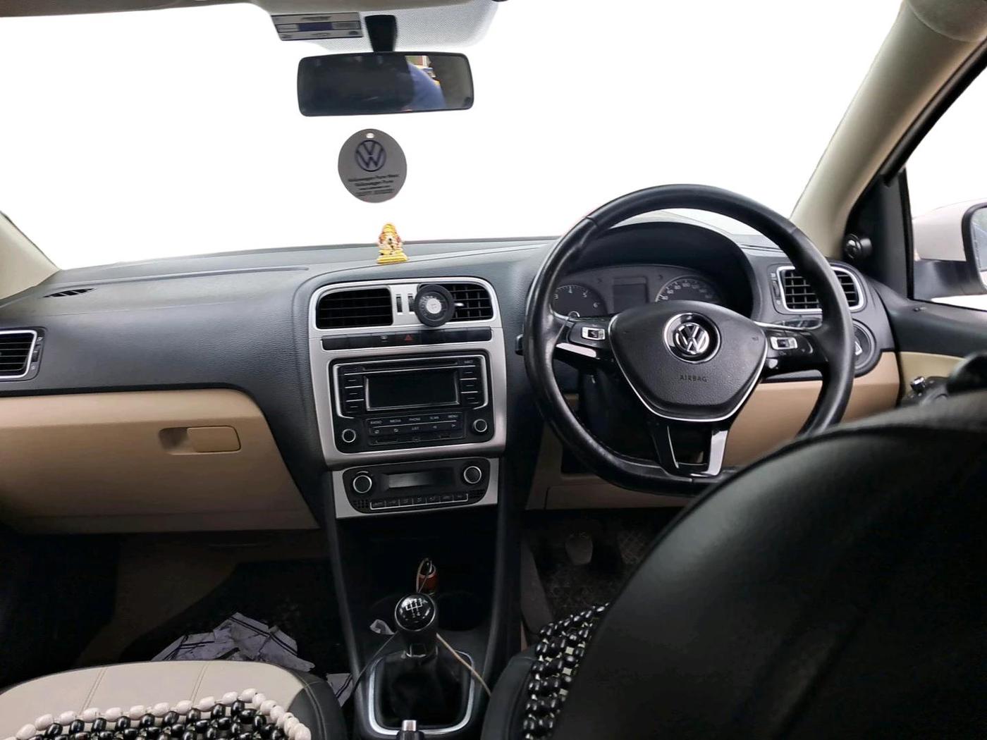 2014 Volkswagen Polo HIGHLINE1.2L, Petrol, Manual, 1,14,852 km, interior