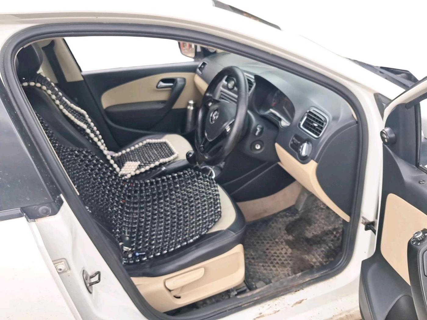 2014 Volkswagen Polo HIGHLINE1.2L, Petrol, Manual, 1,14,852 km, interior