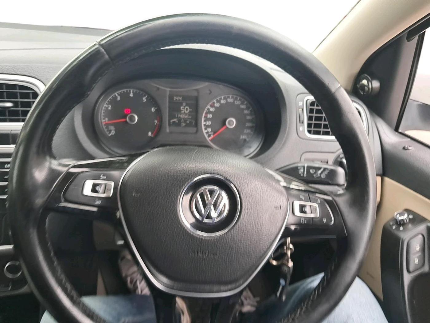 2014 Volkswagen Polo HIGHLINE1.2L, Petrol, Manual, 1,14,852 km, interior