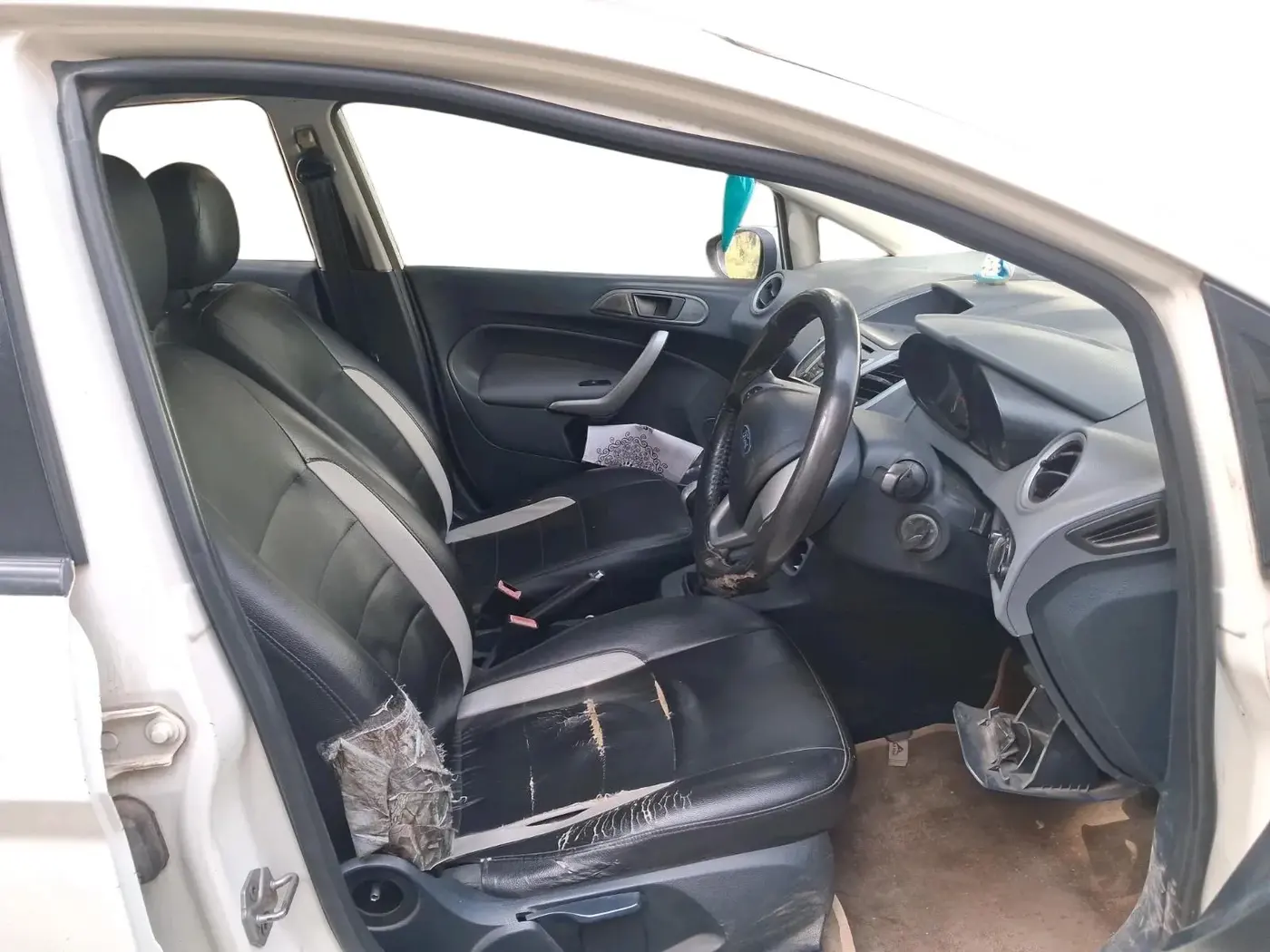 2011 Ford Fiesta STYLE DIESEL, Diesel, Manual, 1,05,594 km, interior