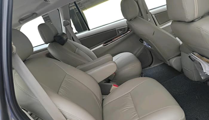 2013 Toyota Innova 2.5 VX 7 STR, Diesel, Manual, 2,16,311 km, interior