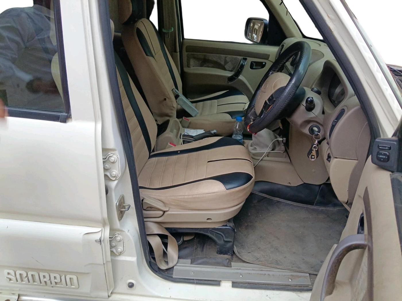 2013 Mahindra Scorpio VLX 2WD BS-III, Diesel, Manual, 3,77,579 km, interior