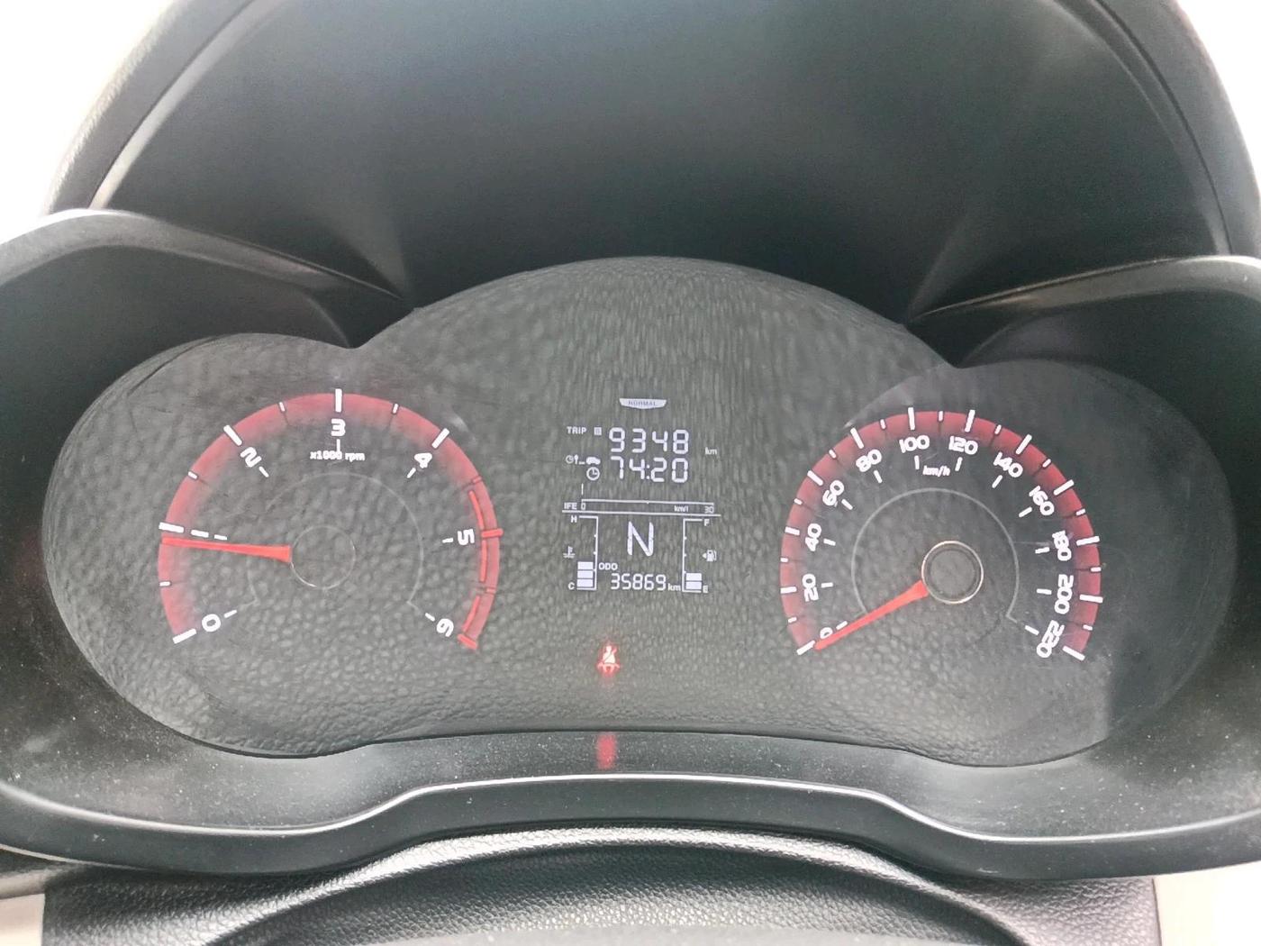 2019 Mahindra XUV300 W6 1.5 DIESEL, Diesel, Manual, 35,869 km, interior