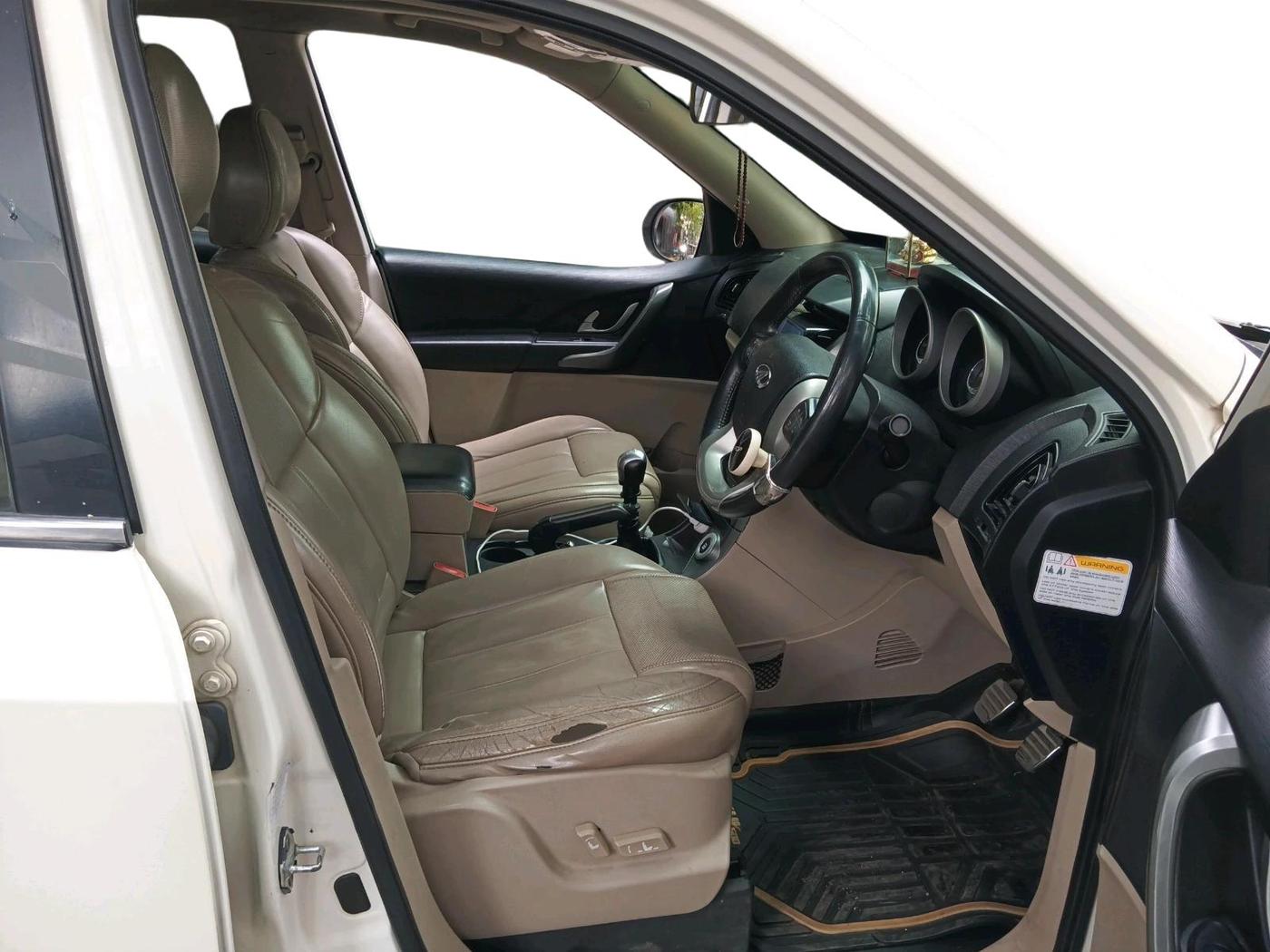 2017 Mahindra XUV500 W10, Diesel, Manual, 1,63,319 km, interior