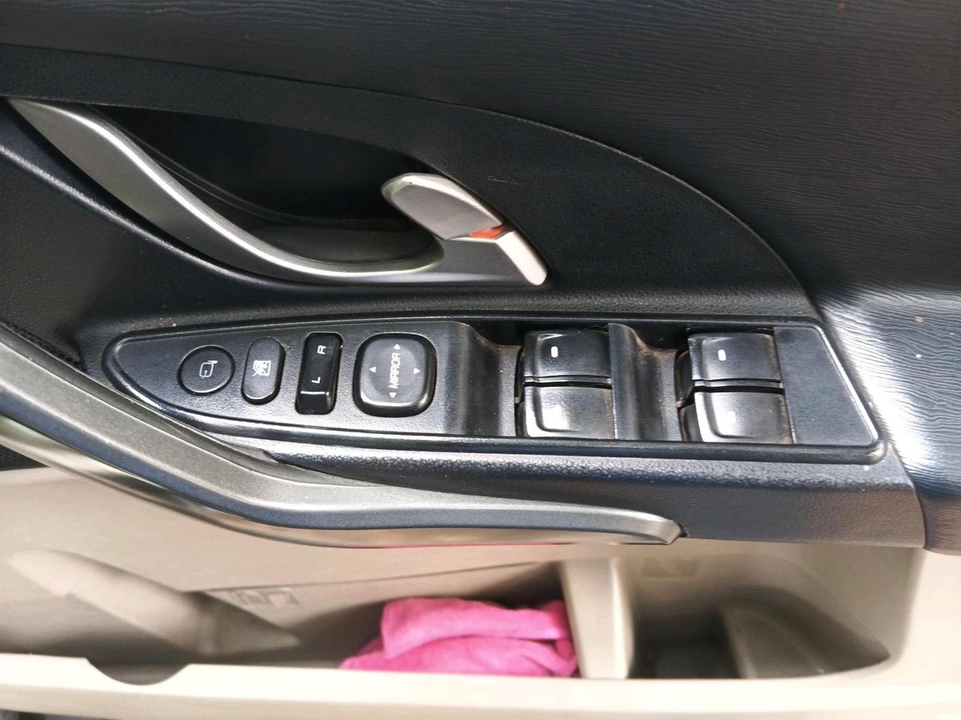 2017 Mahindra XUV500 W10, Diesel, Manual, 1,63,319 km, interior