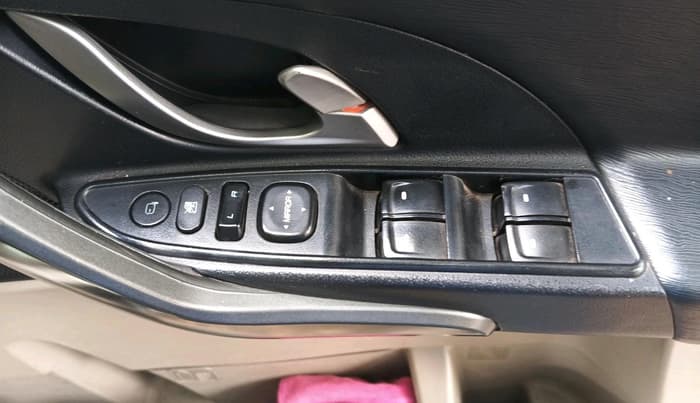 2017 Mahindra XUV500 W10, Diesel, Manual, 1,63,319 km, interior