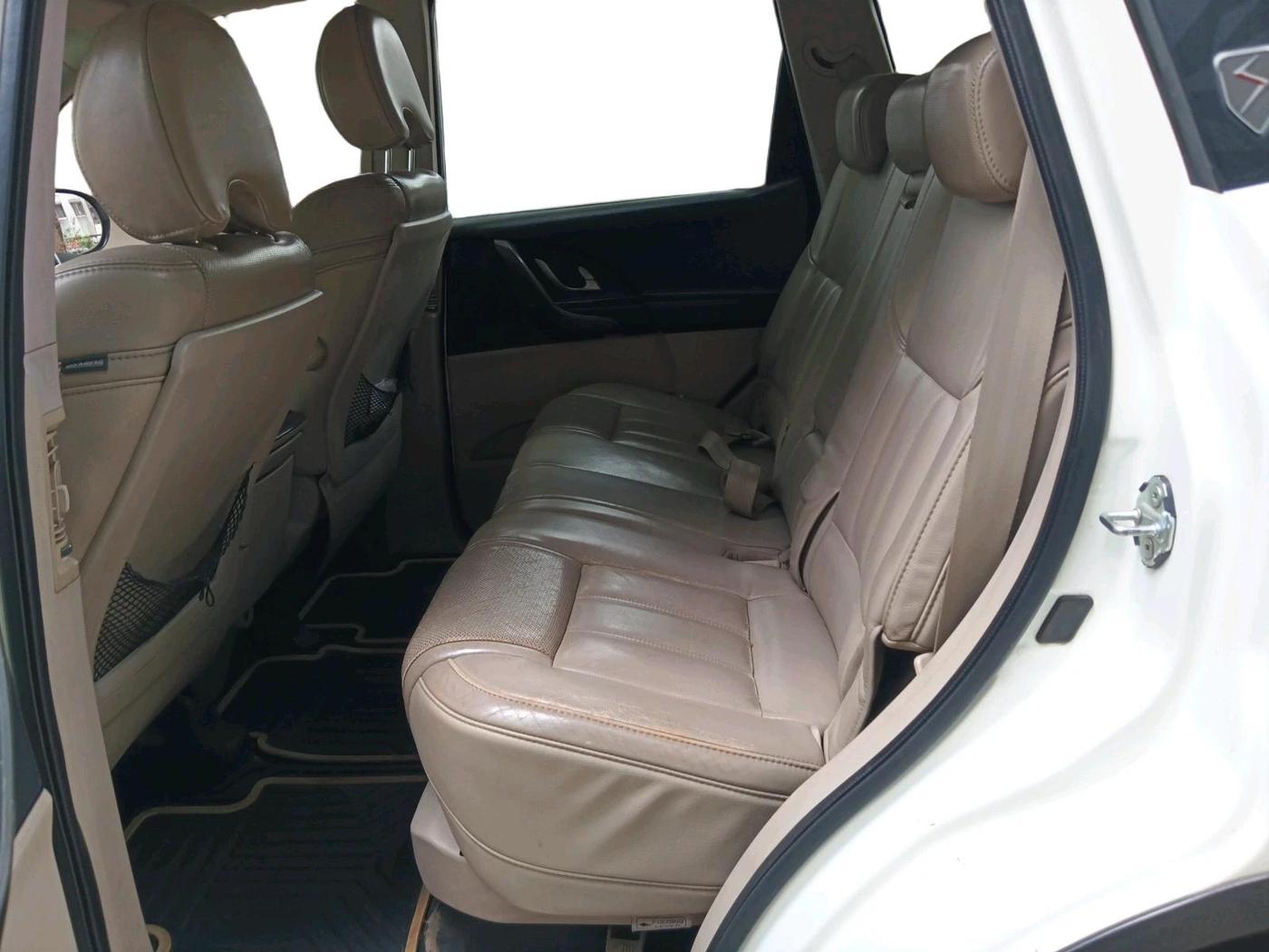 2017 Mahindra XUV500 W10, Diesel, Manual, 1,63,319 km, interior