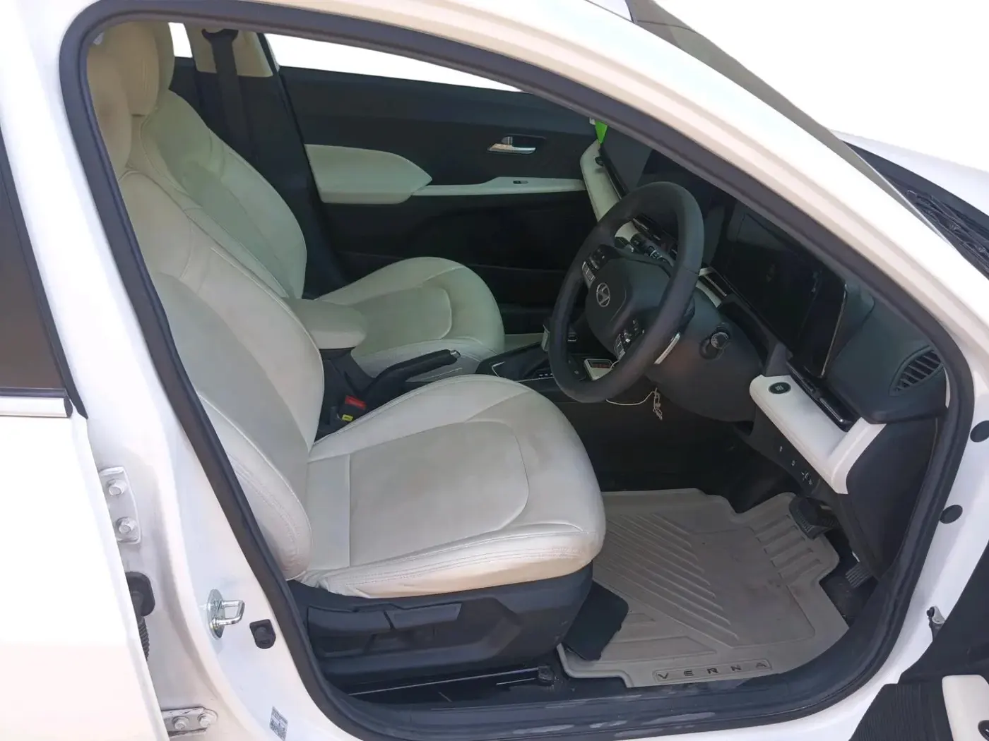 2025 Hyundai Verna  SX 1.5 MPI IVT, Petrol, Automatic, 17,339 km, interior