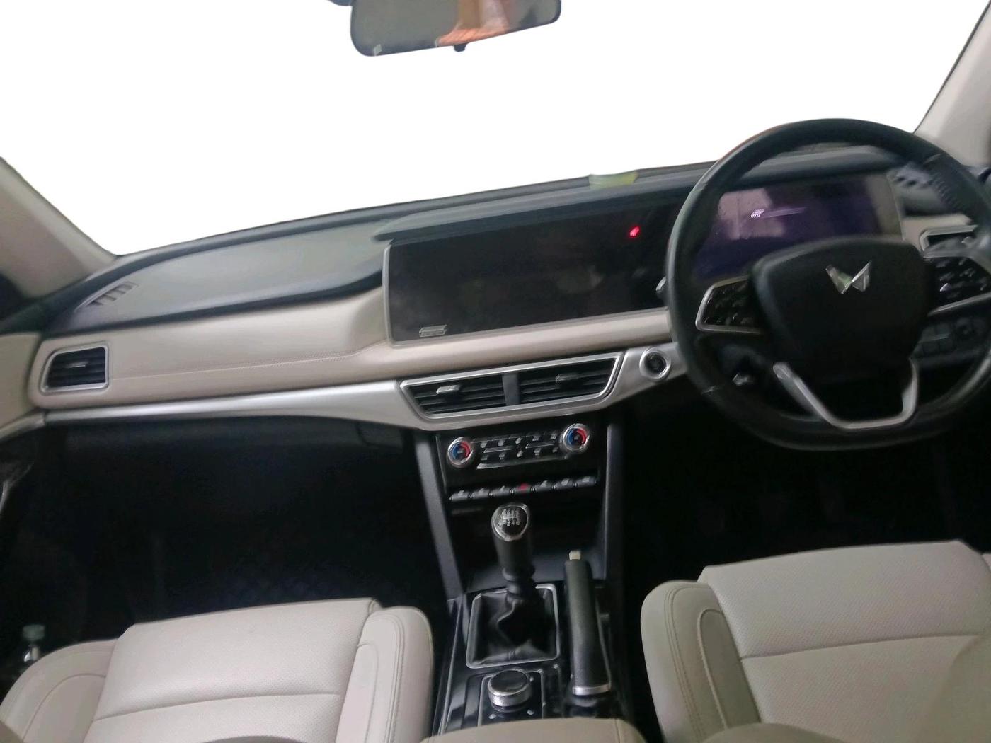 2022 Mahindra XUV700 AX 7 D MT 7 STR, Diesel, Manual, 54,493 km, interior