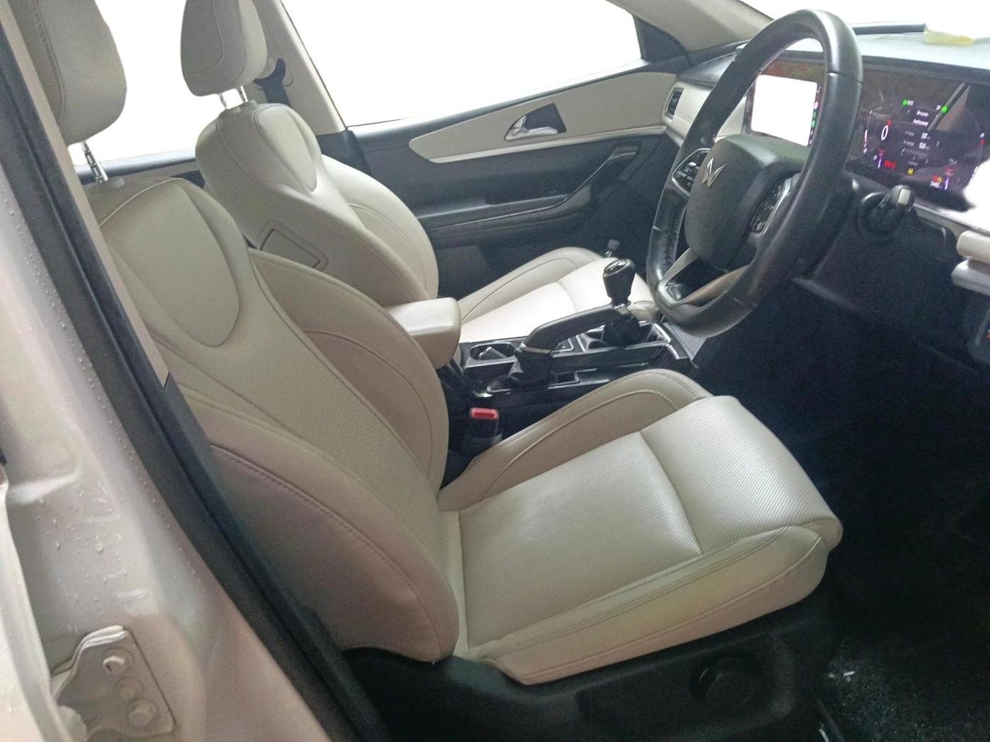 2022 Mahindra XUV700 AX 7 D MT 7 STR, Diesel, Manual, 54,493 km, interior