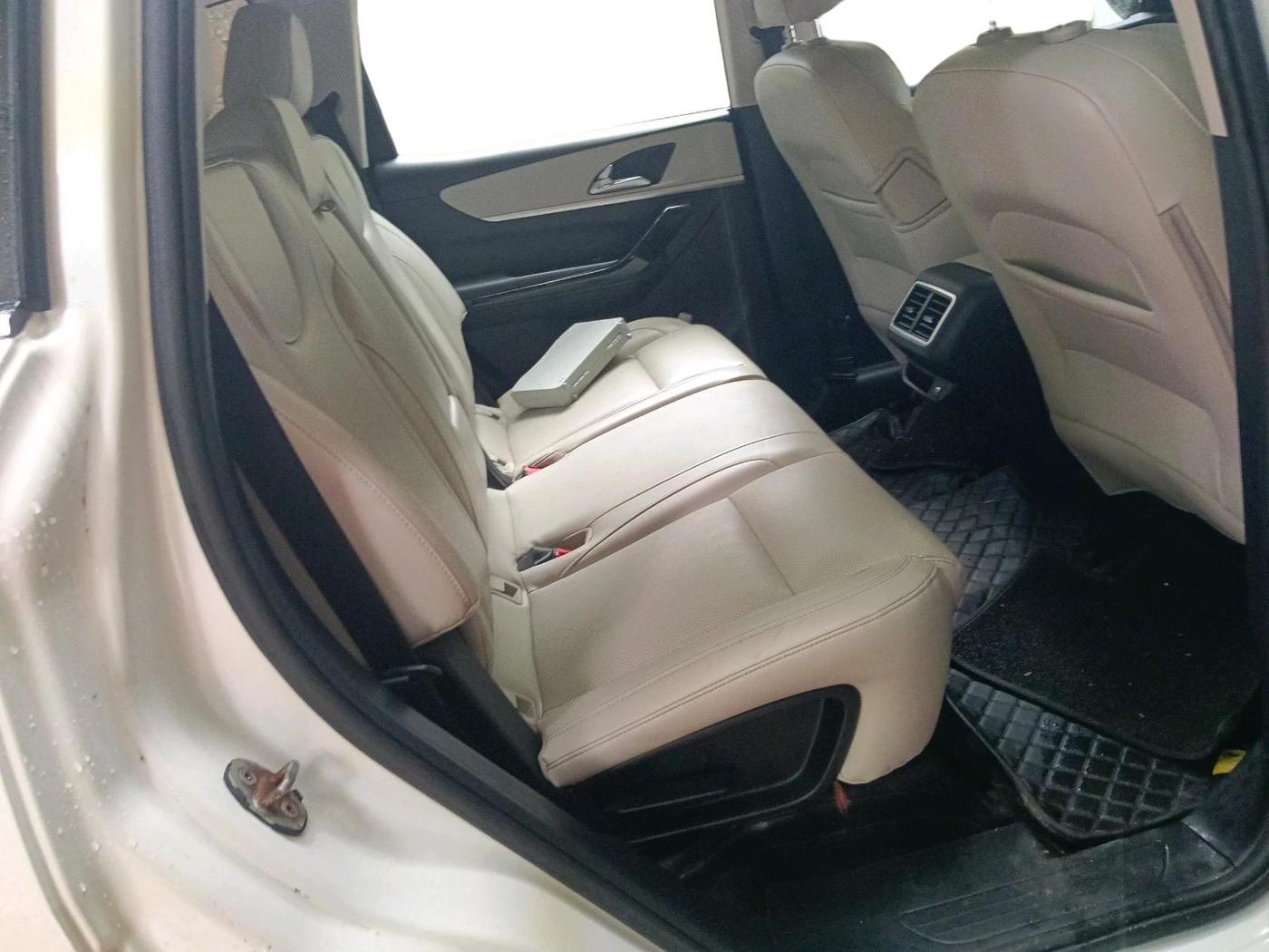 2022 Mahindra XUV700 AX 7 D MT 7 STR, Diesel, Manual, 54,493 km, interior