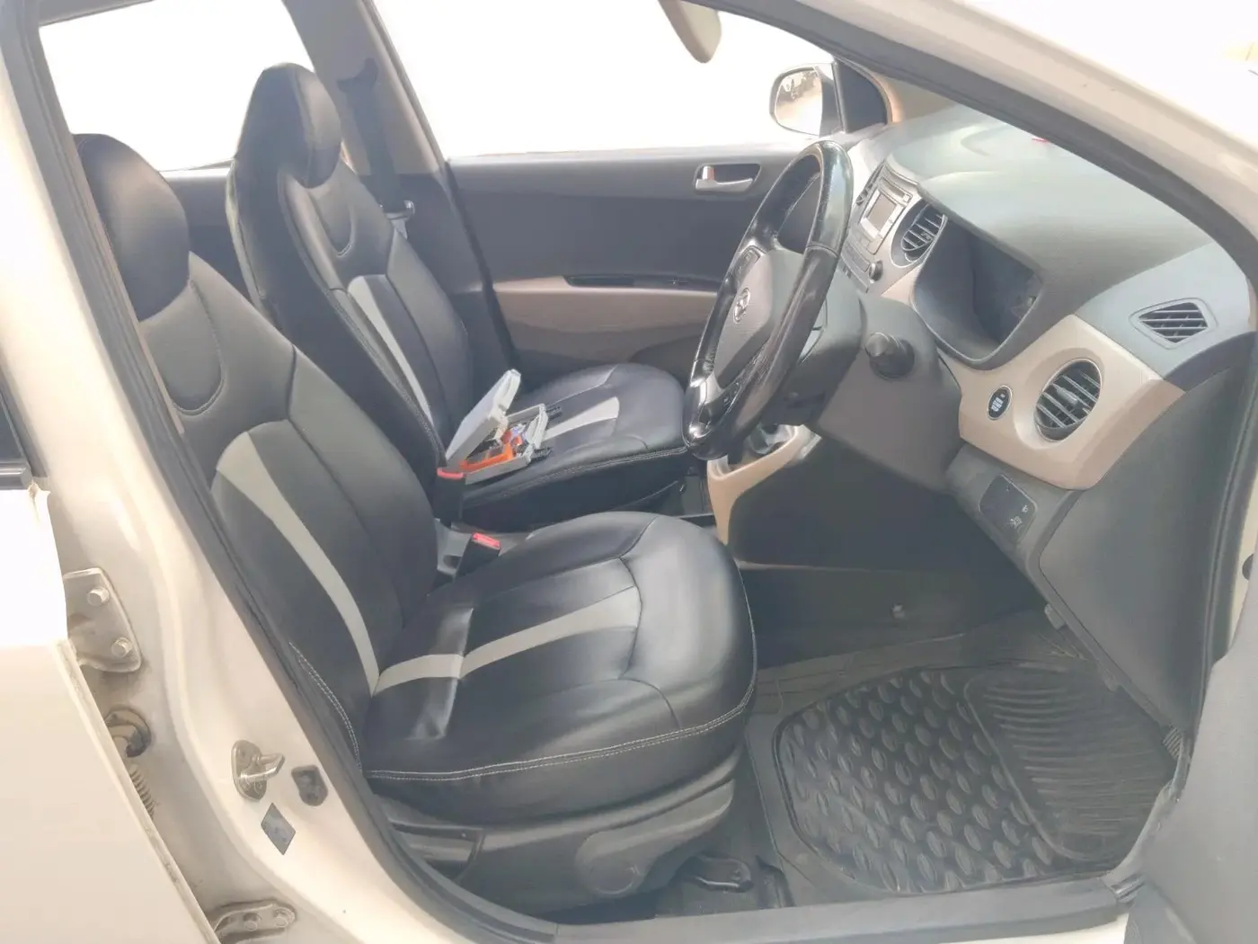 2014 Hyundai Xcent SX 1.2 (O), Petrol, Manual, 59,013 km, interior