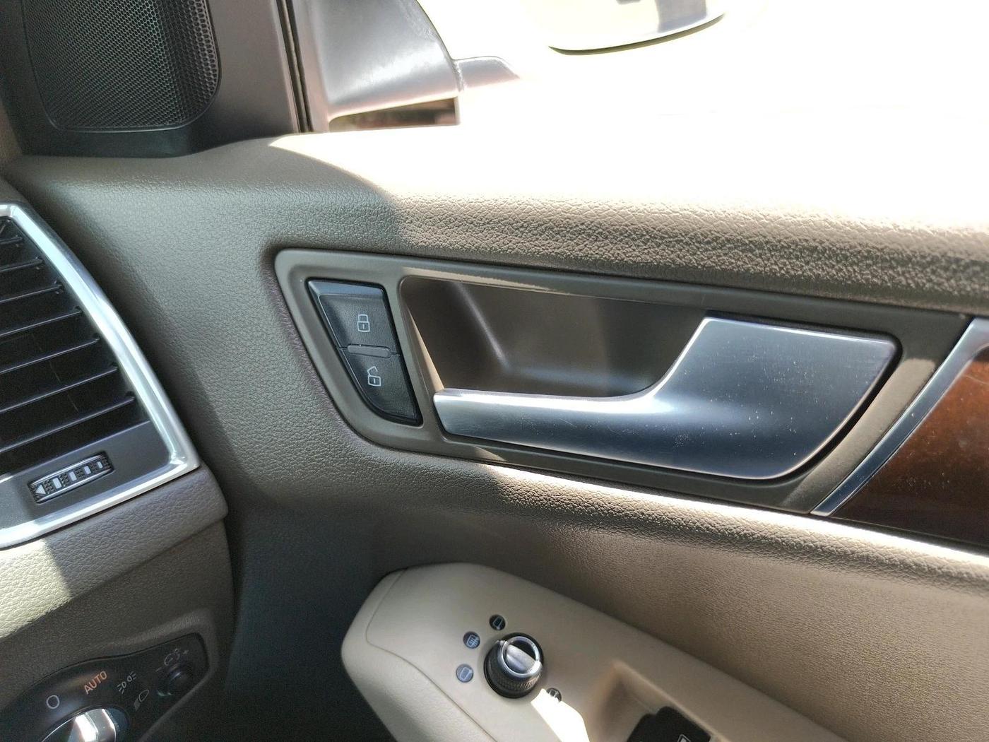 2012 Audi Q5 2.0 TDI QUATTRO, Diesel, Automatic, 1,73,629 km, interior