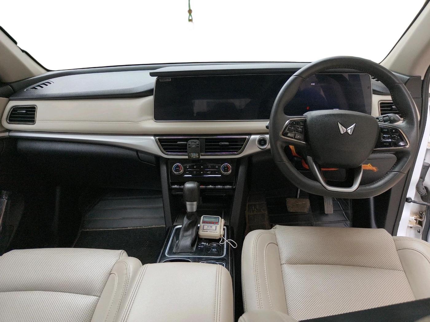 2025 Mahindra XUV700 AX 7 LUXURY D AT 7 STR, Diesel, Automatic, 56,708 km, interior