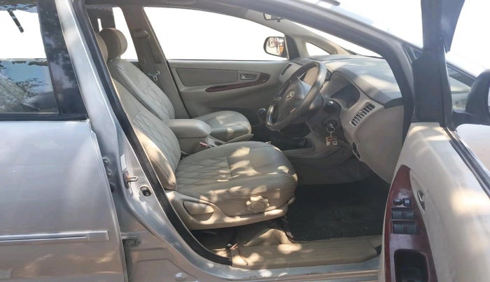 2005 Toyota Innova V 2.5 8 STR, Diesel, Manual, 1,99,641 km, interior