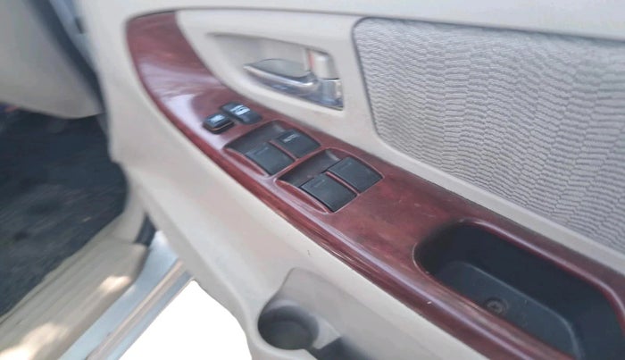 2005 Toyota Innova V 2.5 8 STR, Diesel, Manual, 1,99,641 km, interior