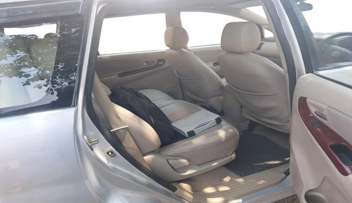 2005 Toyota Innova V 2.5 8 STR, Diesel, Manual, 1,99,641 km, interior