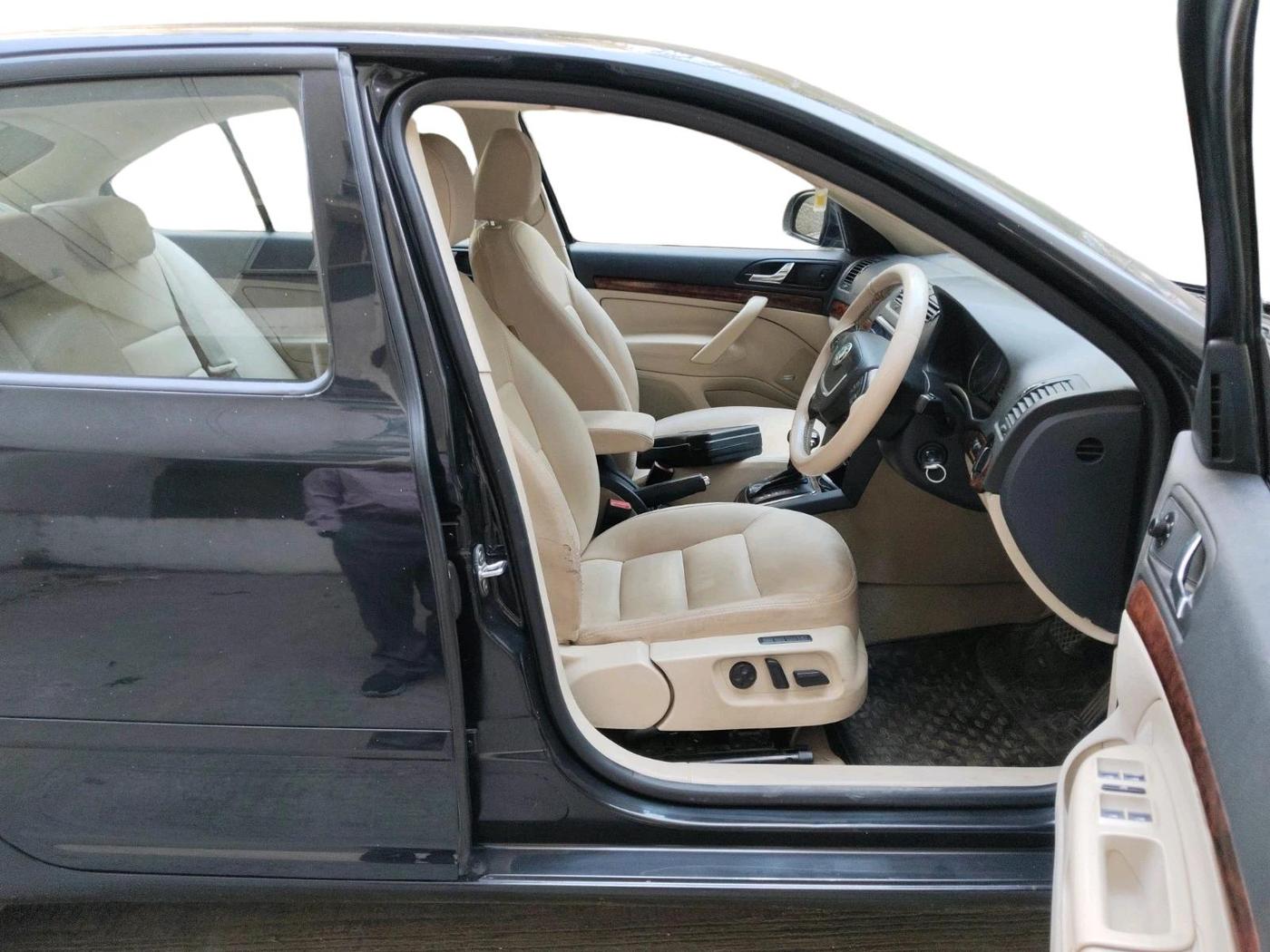 2011 Skoda Laura L&K 2.0 TDI AT, Diesel, Automatic, 1,76,999 km, interior