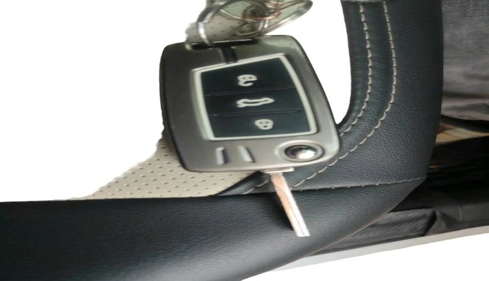 2025 Volkswagen VIRTUS HIGHLINE TSI 1.0 AT, Petrol, Automatic, 7,541 km, interior