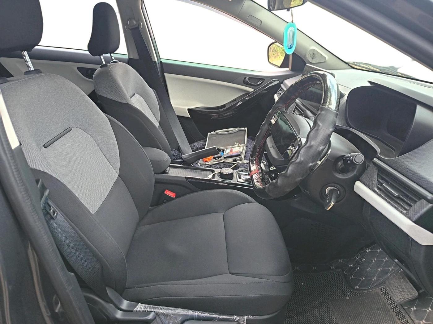 2025 Tata NEXON Pure Plus (S) 1.2 Petrol 6AMT, Petrol, Automatic, 4,955 km, interior