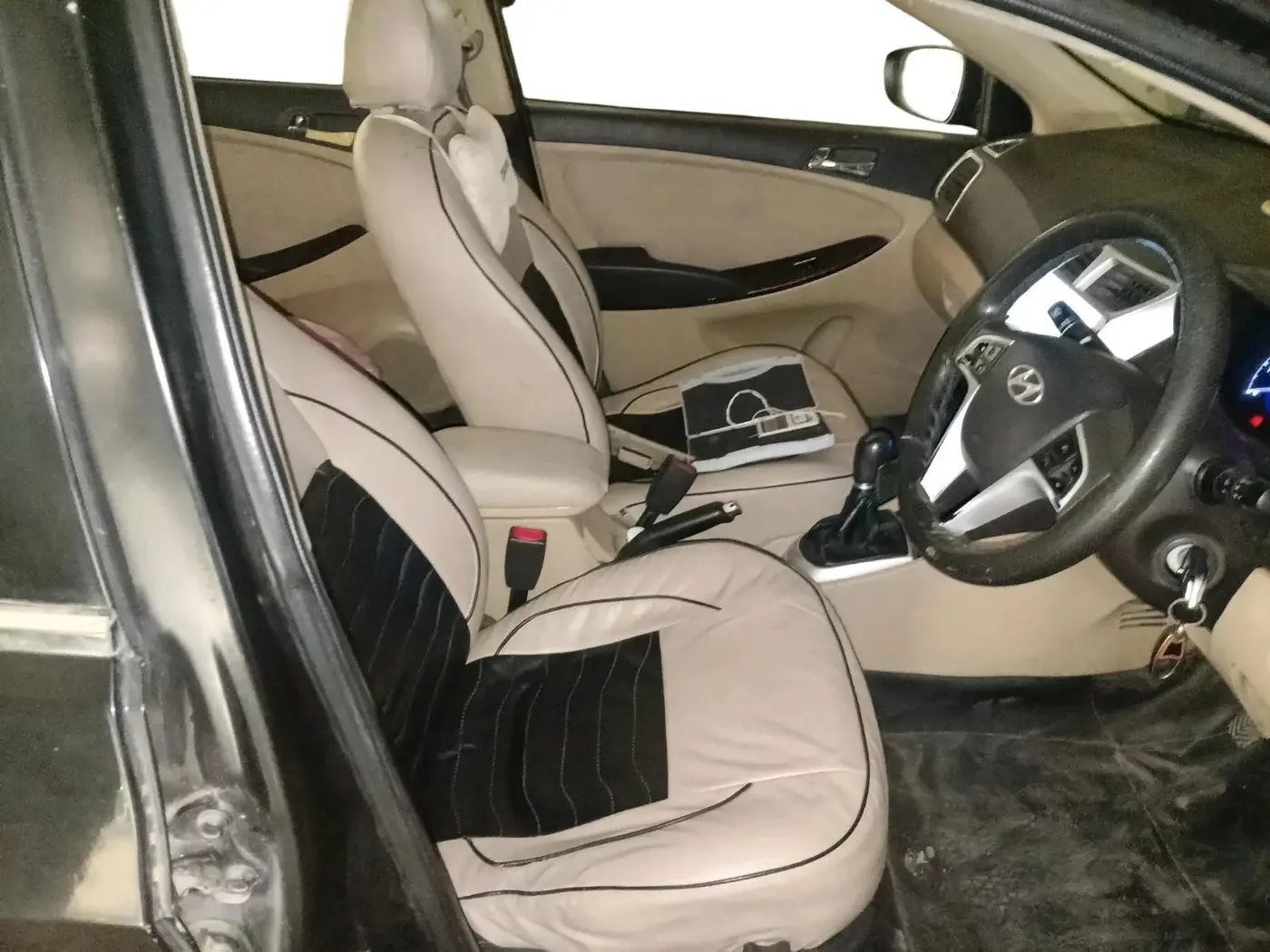 2011 Hyundai Verna FLUIDIC 1.6 CRDI SX, Diesel, Manual, 1,80,939 km, interior