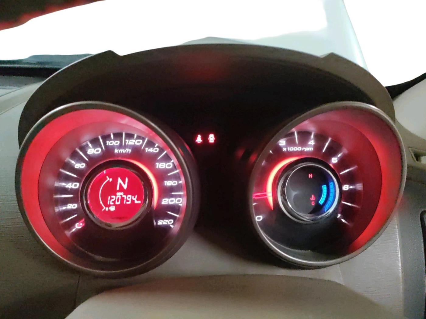 2012 Mahindra XUV500 W8, Diesel, Manual, 1,20,794 km, interior