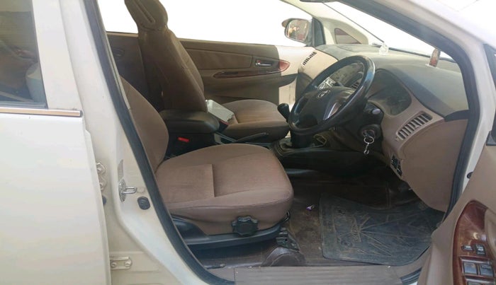 2016 Toyota Innova 2.5 GX 7 STR, Diesel, Manual, 1,36,340 km, interior